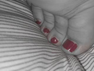 Red toe nails and wrinkled soles 3 of 6