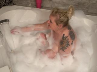 A little bubble bath to relax 3 of 10