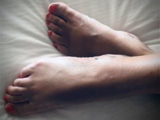 Who wants to cum on my feet? 💋 6 of 9