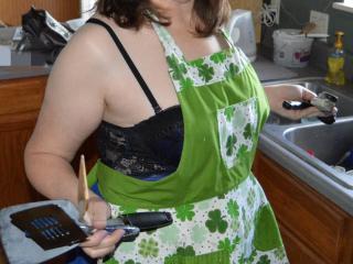 Sexy Mormon MILF in the kitchen 3 of 14