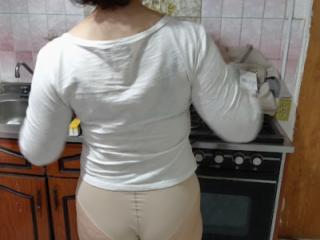 Sonia likes to show her ass while she is cooking 4 of 6