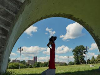 under the arch of the aqueduct 4 of 18