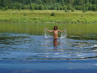 Nude Playing in Volga-river 9 of 20