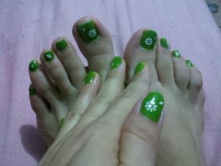 Nailpolish (green with designs and ring toe)