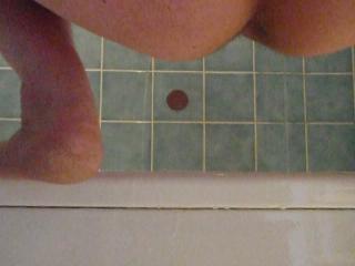 I urinate in a bathtub at a friends place