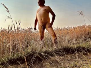 Naked in thé field 4 of 4