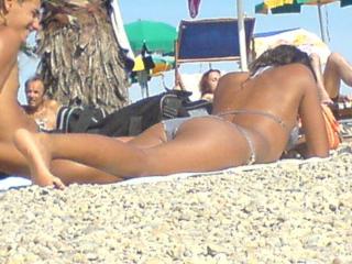 voyeur at an italian beach!!! very hot girl