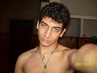 Guy looking for a chick to deck with - Chico busca chica para sexo 1 of 4