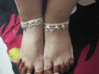 Beautiful feet wearing different kind of chain 9 of 20