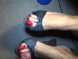 Fresh varnished toe nails. I was not able to do waiting 4 of 20