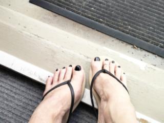 Fresh nails in sandals 4 of 8