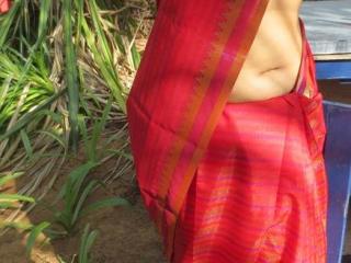 Enjoy indian babe in saree looks 2 of 4