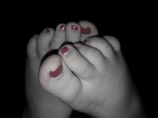Red toe nails and wrinkled soles 4 of 6
