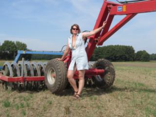 Anja 136 Herbstspaziergang einer MILF 2 of 14