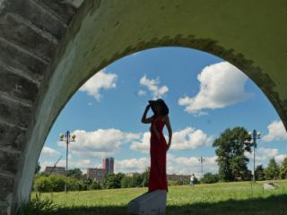 under the arch of the aqueduct 14 of 18