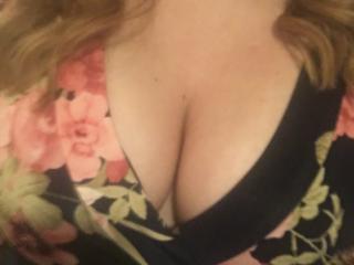 Cleavage and titties 1 of 11