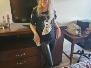 Conservative wife gets naked in hotel 8 of 20