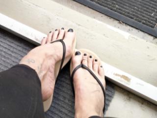 Fresh nails in sandals 1 of 8