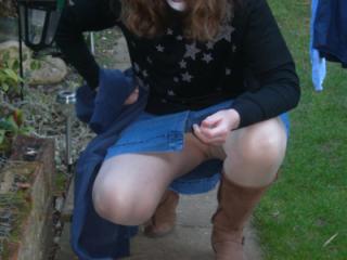 Amanda i upskirt poses