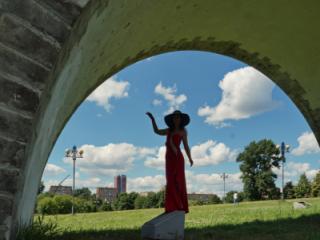 under the arch of the aqueduct 15 of 18