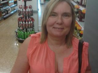 Gentle flashing in the supermarket 3 of 10