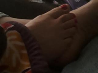 Mature ebony feet and toes