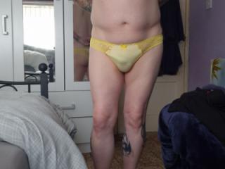 Uellow 4 of 8