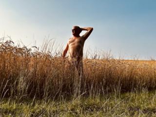 Naked in thé field 2 of 4