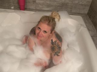 A little bubble bath to relax 2 of 10