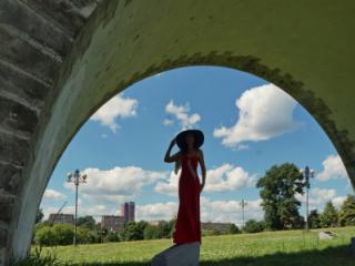 under the arch of the aqueduct 9 of 18