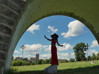 under the arch of the aqueduct 16 of 18