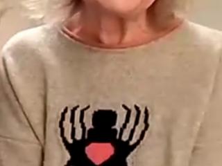 Halloween jumper on / off