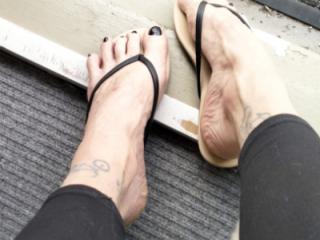 Fresh nails in sandals 3 of 8