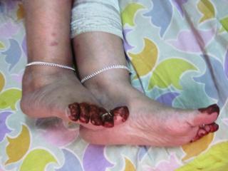 Beautiful feet wearing different kind of chain 18 of 20
