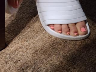 I love her pink toes 10 of 10