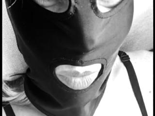 Do I look desirable in B&W?? 5 of 10