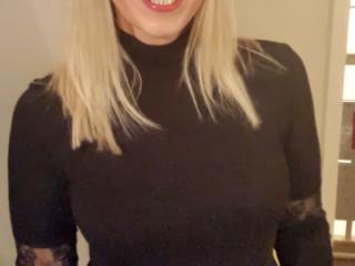 Sexy UK Webslut Posing 17 of 20