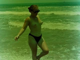 SHELLEY YOUNG SLUT BEACH PICS 1 of 20