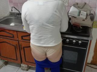 Sonia likes to show her ass while she is cooking 6 of 6
