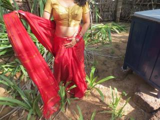 Enjoy indian babe in saree looks 1 of 4