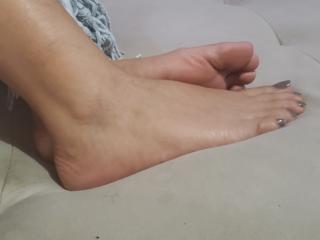 5'5" size 7 beautiful feet and toes 3 of 7