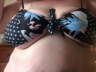 A few snaps of this BBW modelling some new beachwear 8 of 19