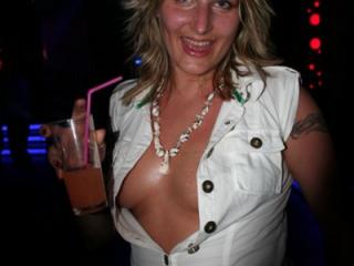 Amateur flashing after clubbing