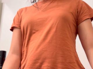 Shaved pussy for all to see 1 of 8