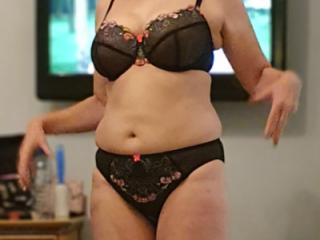 Sexy UK Bimbo Posing for Us 10 of 20