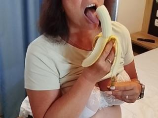 the big banana duel, kiss GrannyGila 8 of 20