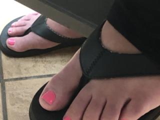 Who wants to cum on my feet? 💋 8 of 9