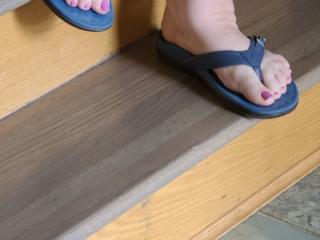 Pink toes flip flops 1 of 5