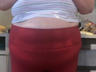 Who loves big gals in scrunch bum leggings ? 1 of 20