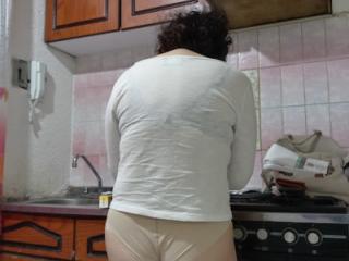 Sonia likes to show her ass while she is cooking 2 of 6